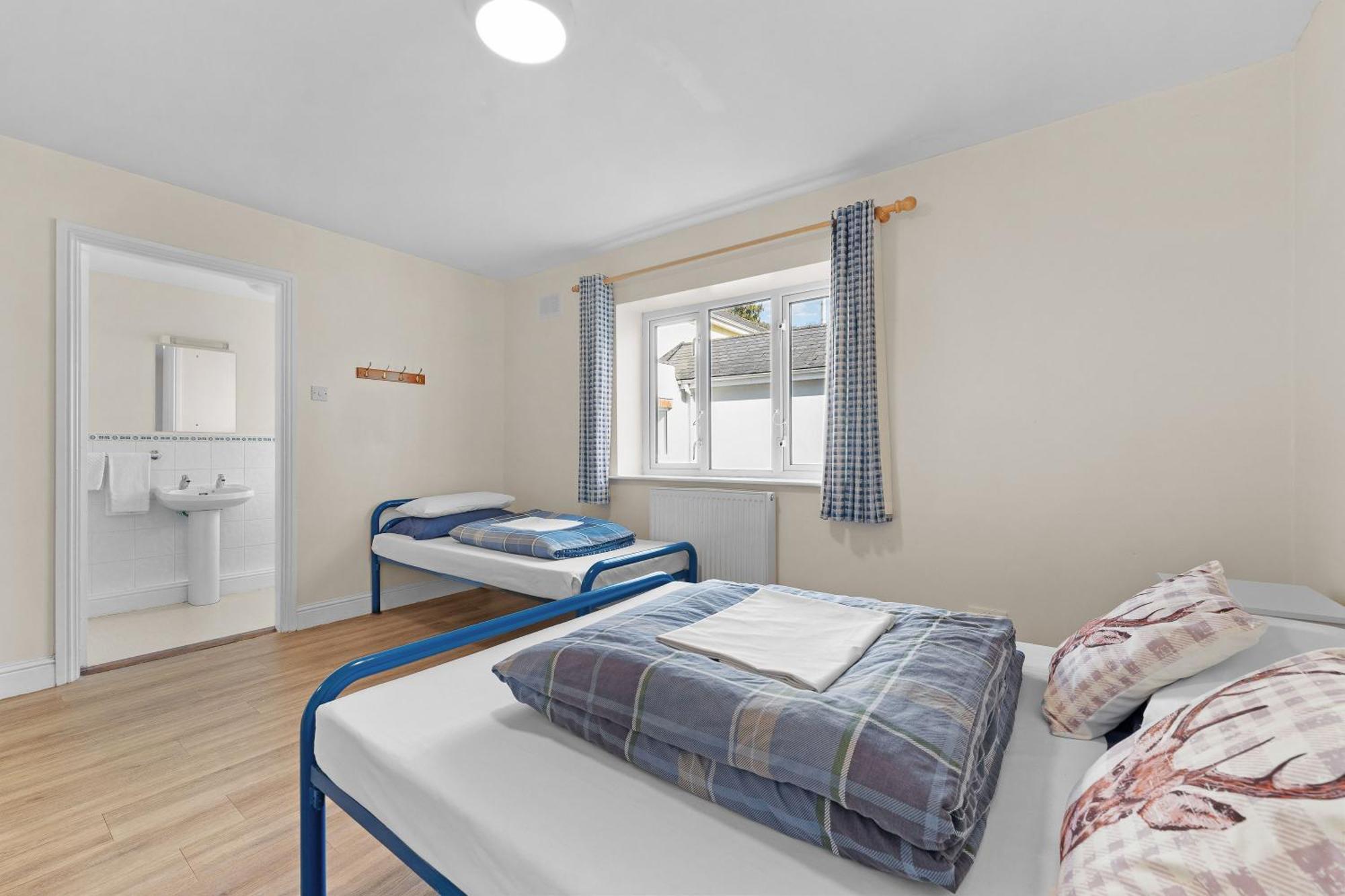 Glendalough International Youth Hostel ララー エクステリア 写真